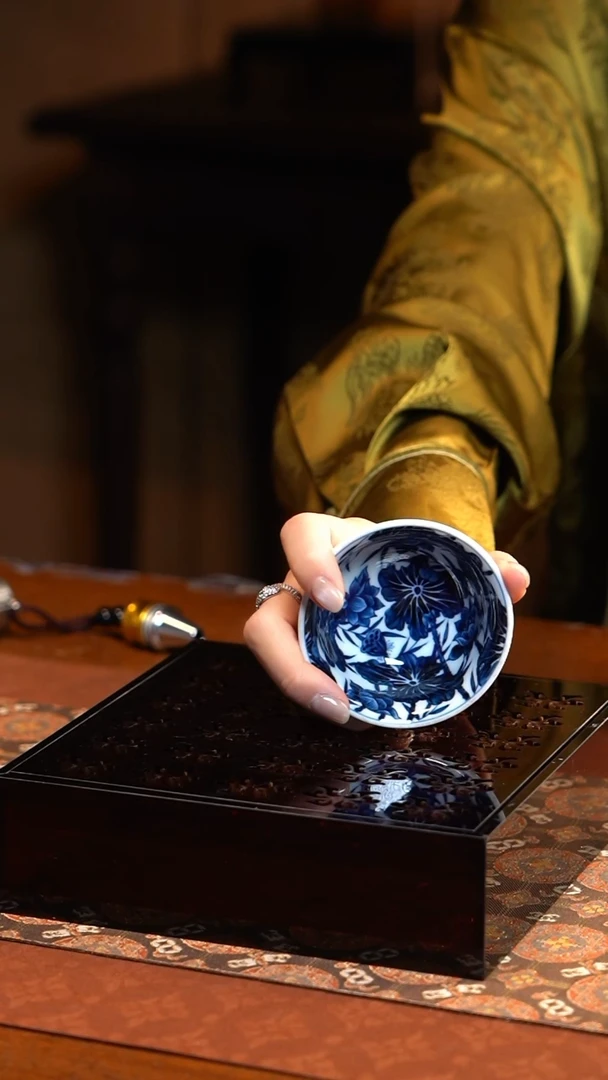 【闪购商品】L雨后湛蓝系列舒卷任天真满荷小压手杯