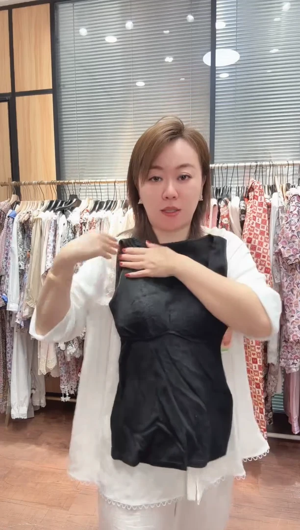 氨纶黑色。带腰身背心，带胸垫。L码