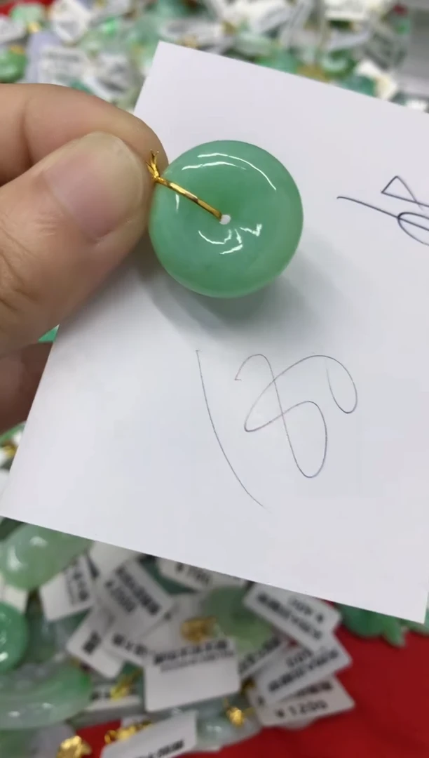 翡翠18K金镶嵌颈饰翡翠