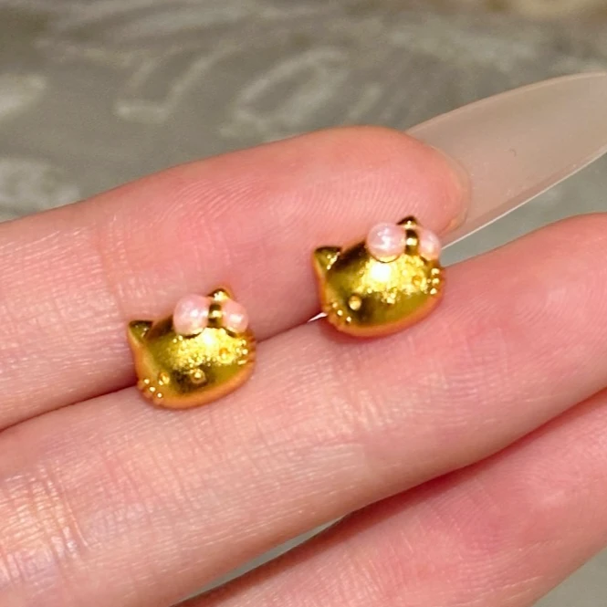 铜合金耳饰 KT猫蝴蝶结耳钉 · 简约精致卡通可爱通勤方圆脸耳饰