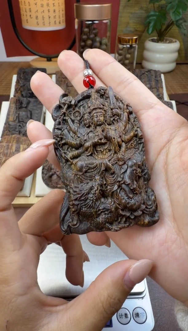 木木雕款   芽庄  八臂观音 8cm 送养香瓶