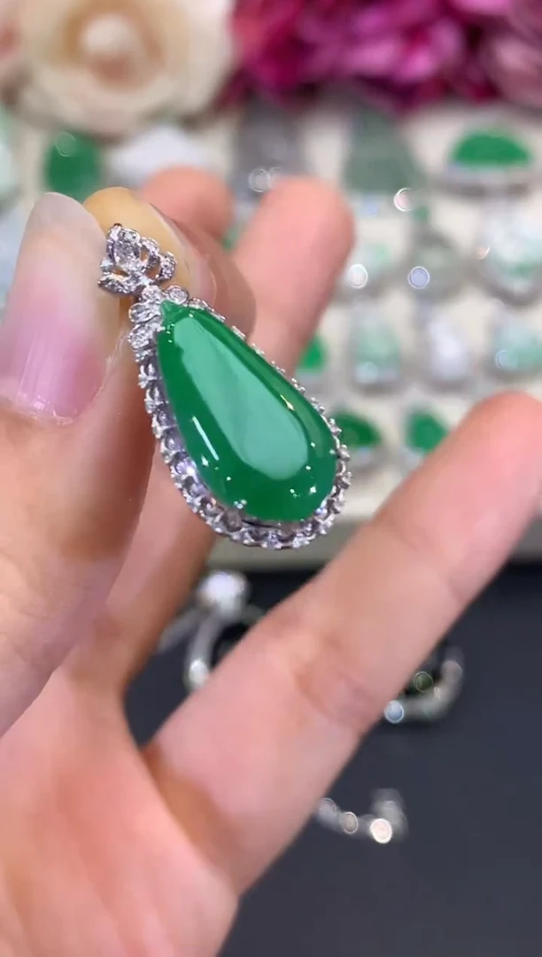 吊坠(不含链)18K金镶嵌翡翠B79