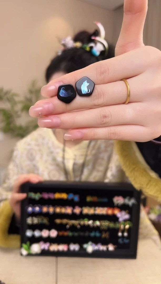 刺绣(****)大漆螺钿小猫咪耳钉