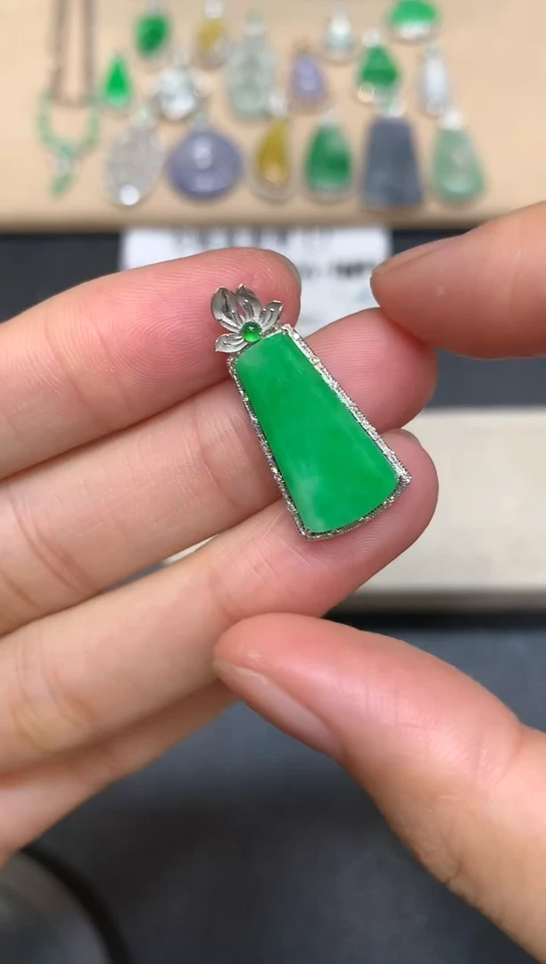 颈饰18K金镶嵌翡翠无事牌【无服务费