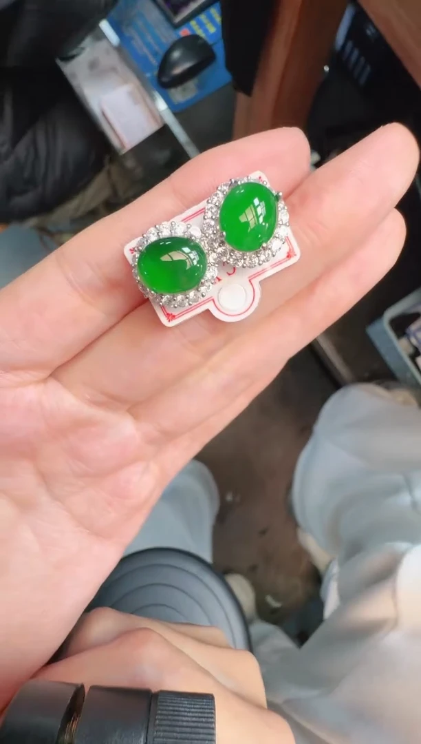 未镶嵌定制翡翠A货有轻微色差属于正常现象，耳钉多样性发货1