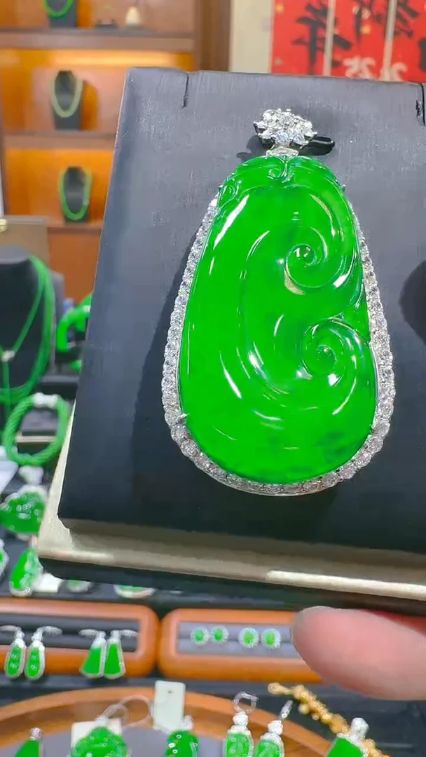 【闪购商品】翡翠吊坠(赠链)银S925镶嵌天然A货翡翠