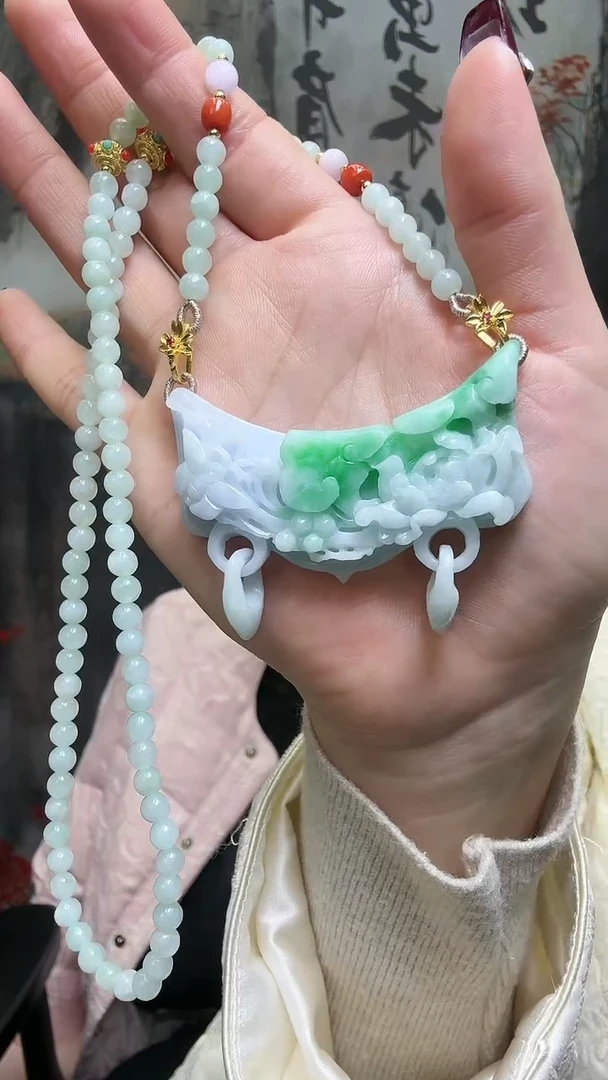 【闪购商品】翡翠颈饰未镶嵌弯弯花牌