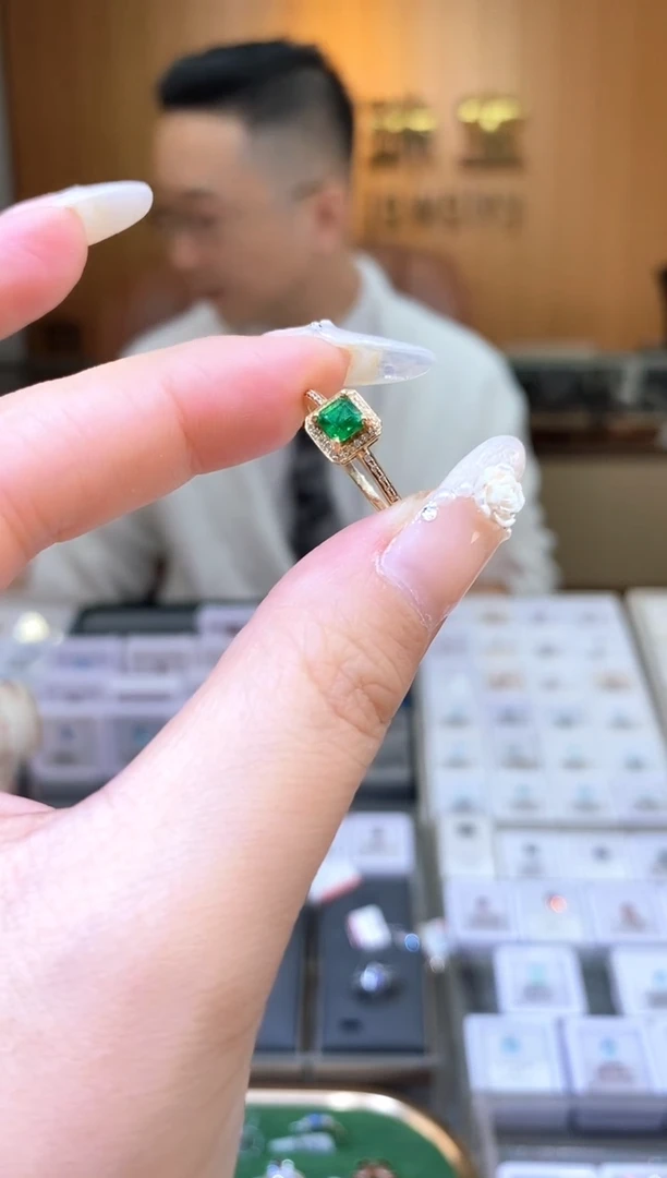 【闪购商品】祖母绿戒指18K金镶嵌天然祖母绿戒指