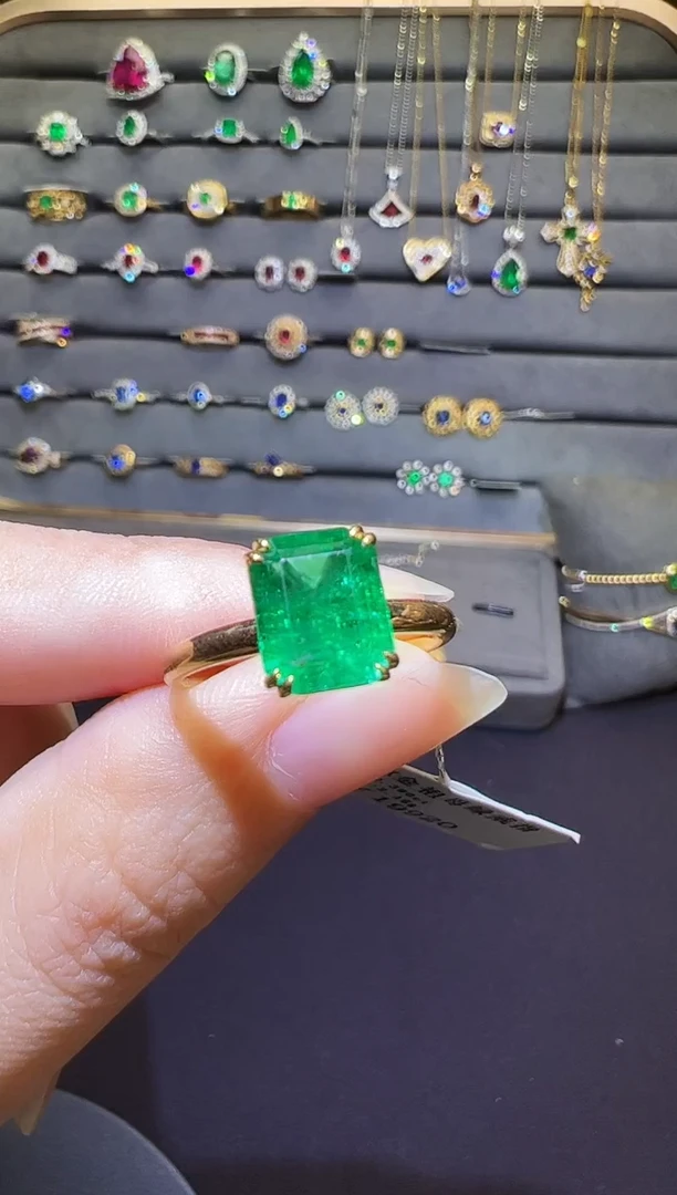 18K金镶嵌戒指祖母绿2.38ct