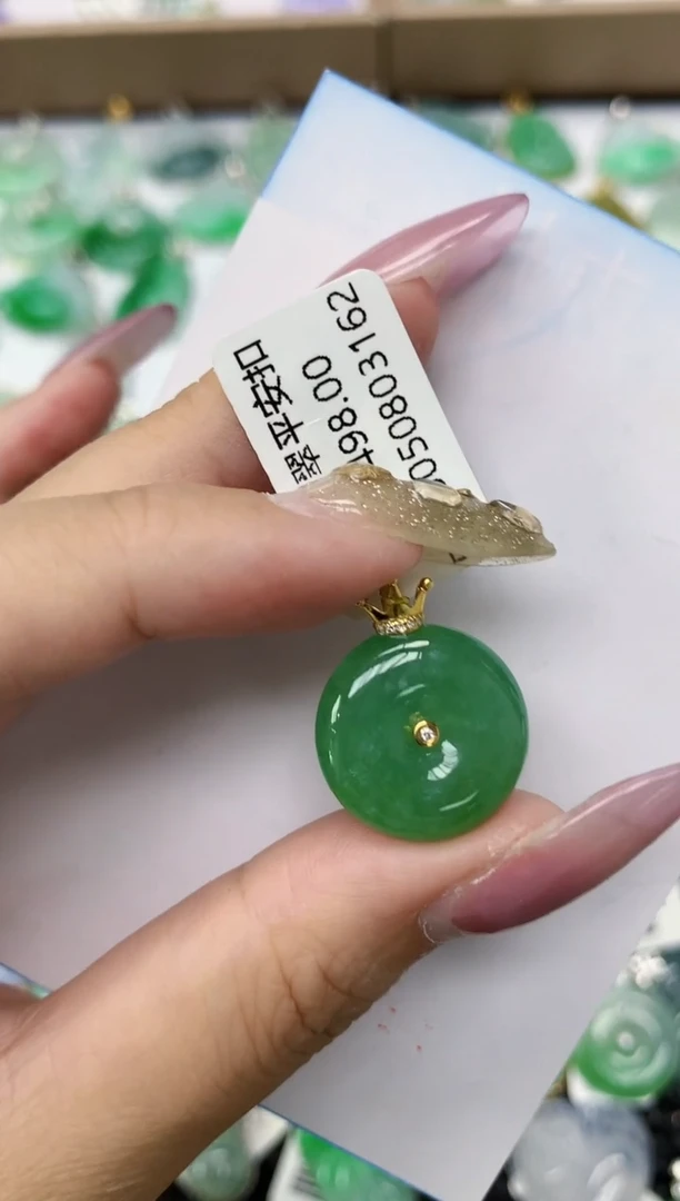 翡翠18K金镶嵌颈饰1111111111