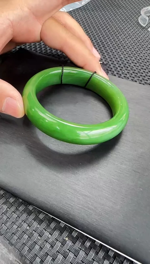 和田玉手镯未镶嵌58圈口约74克左右