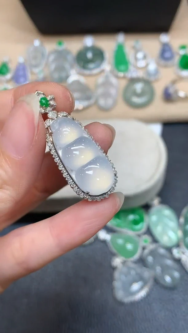 颈饰18K金镶嵌翡翠福豆【无服务费