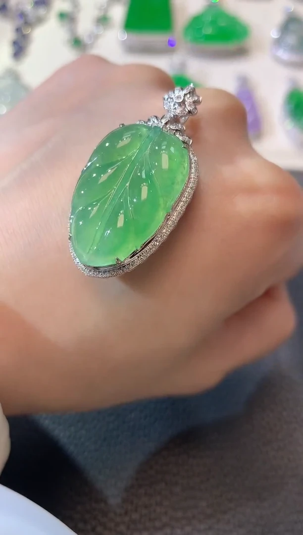 【闪购商品】翡翠吊坠(不含链)18K金镶嵌A84