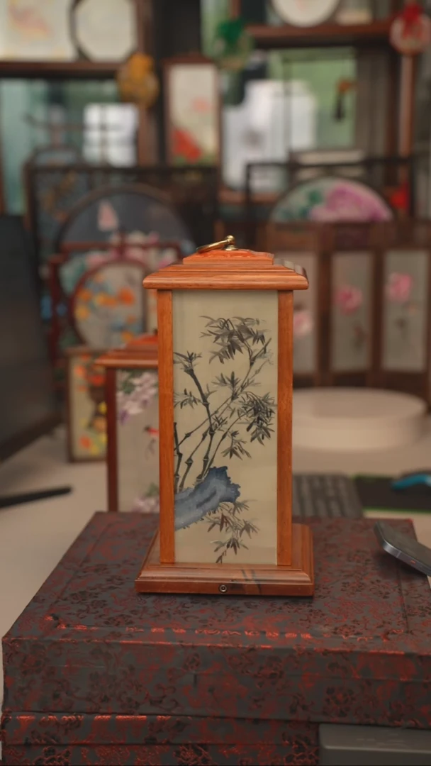 扇子歌黄花梨宫灯，落地高度30CM,宽度16CM 送线，送锦盒
