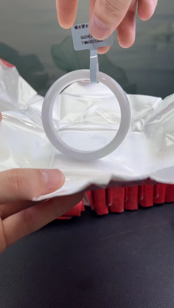 翡翠手镯未镶嵌翡翠手镯
