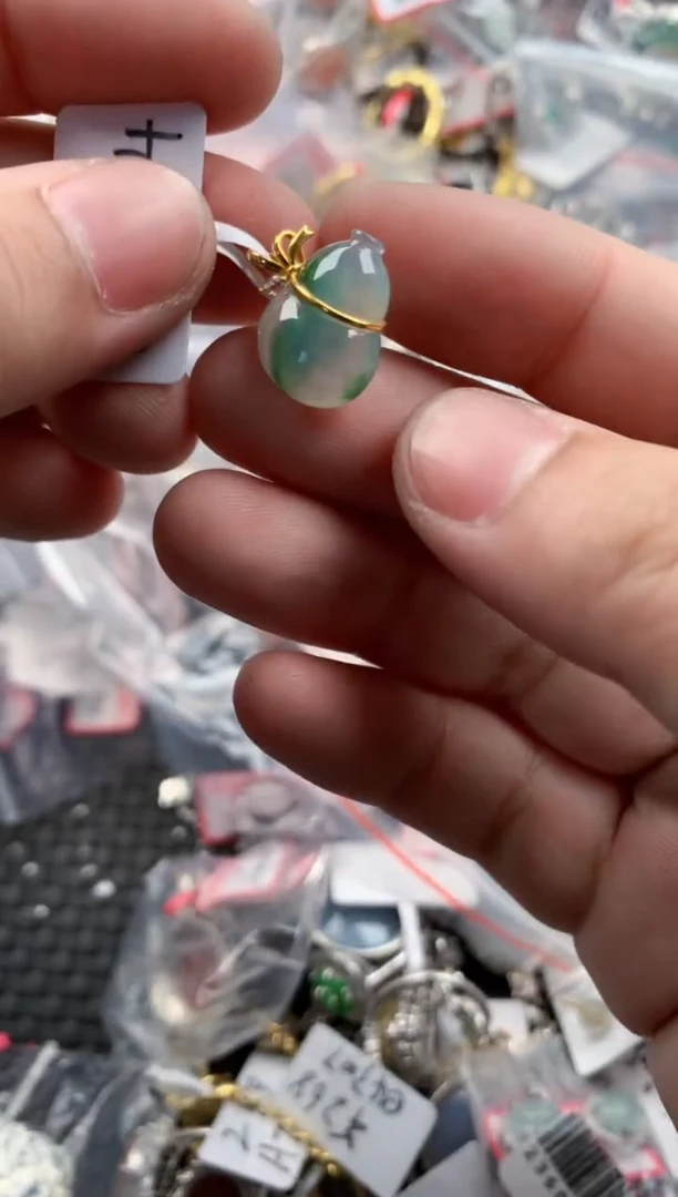 18K金镶嵌戒指翡翠888    2