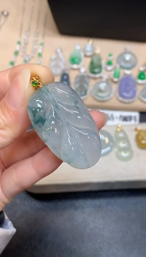 吊坠(不含链)18K金镶嵌翡翠树叶【无服务费
