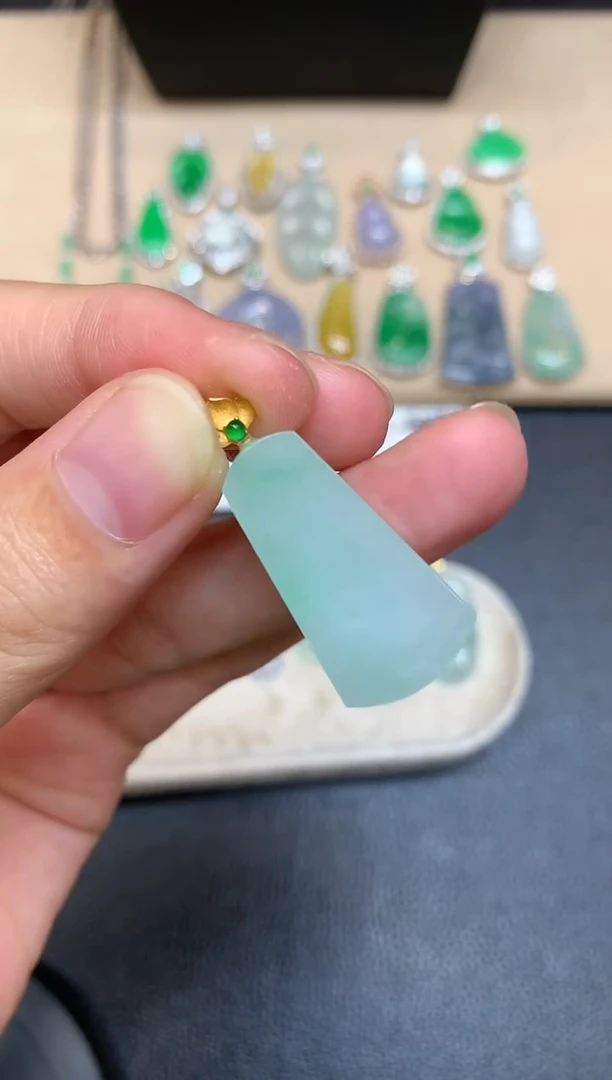 颈饰18K金镶嵌翡翠无事牌【无服务费