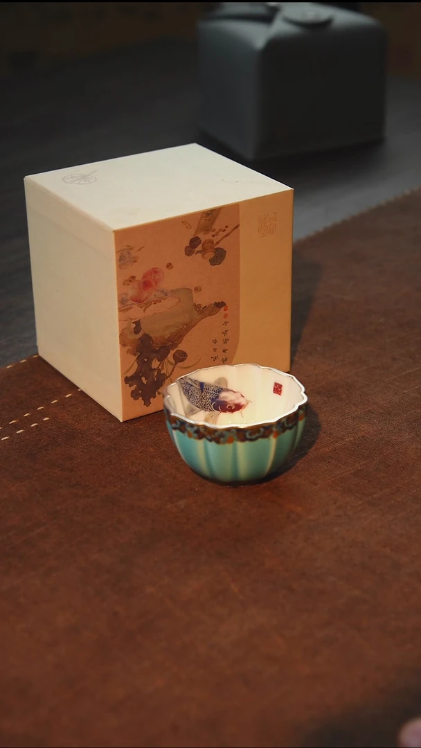 瓷鎏银内绘锦鲤葵口杯