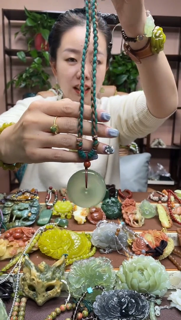 未镶嵌岫玉颈饰·1