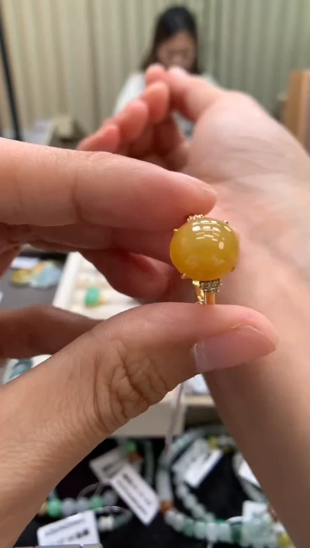 翡翠18K金镶嵌颈饰戒指