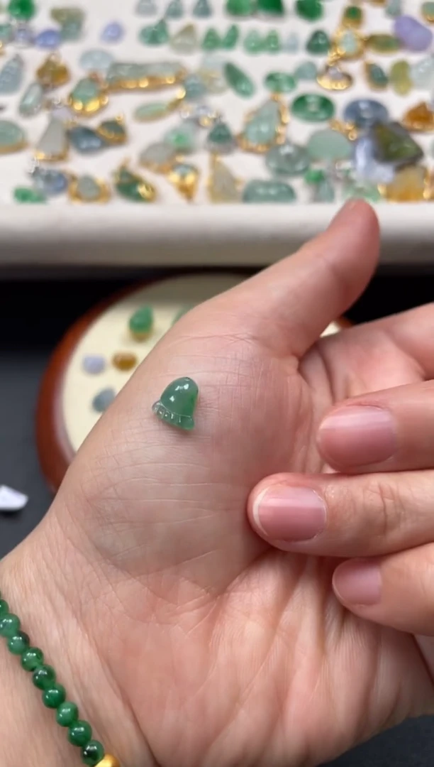 吊坠(不含链)18K金镶嵌翡翠一个JK670