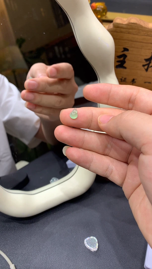 【闪购商品】翡翠裸石未镶嵌飘花葫芦