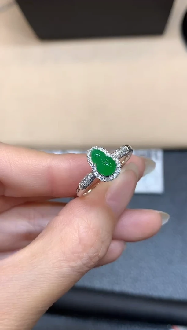 18K金镶嵌戒指翡翠葫芦【无服务费