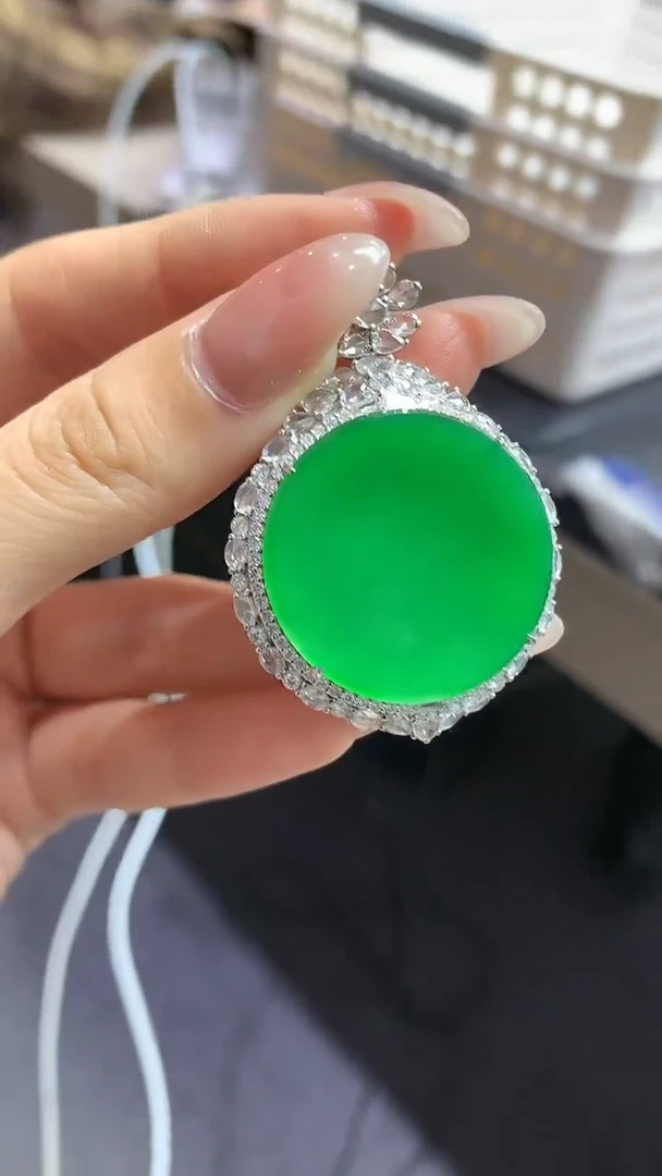 【闪购商品】翡翠吊坠(不含链)18K金镶嵌39团购