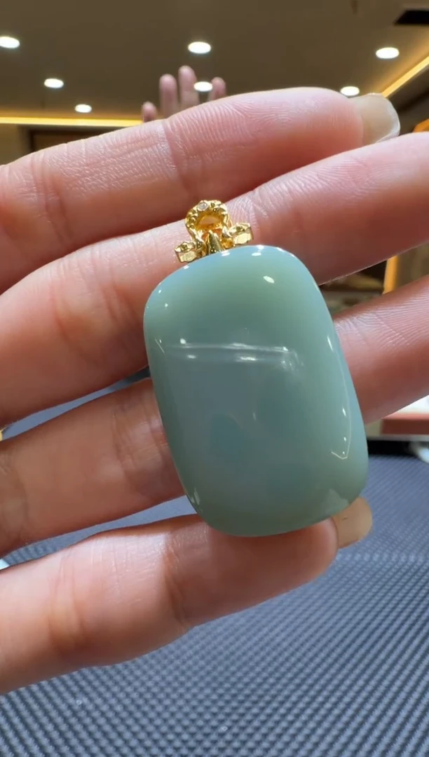 颈饰18K金镶嵌和田玉挂件