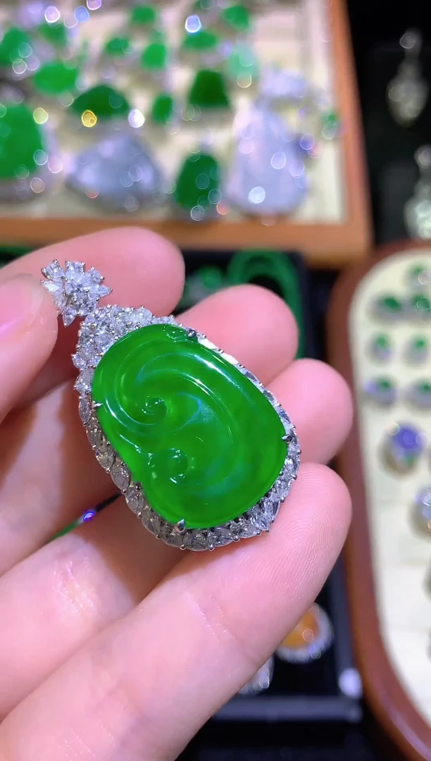 颈饰18K金镶嵌翡翠高冰满绿如意吊坠毛衣链