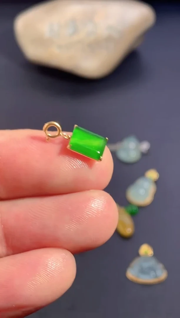 颈饰18K金镶嵌翡翠