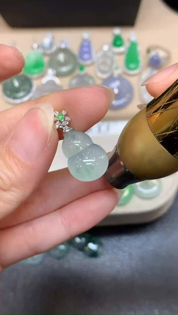 颈饰18K金镶嵌翡翠葫芦【无服务费