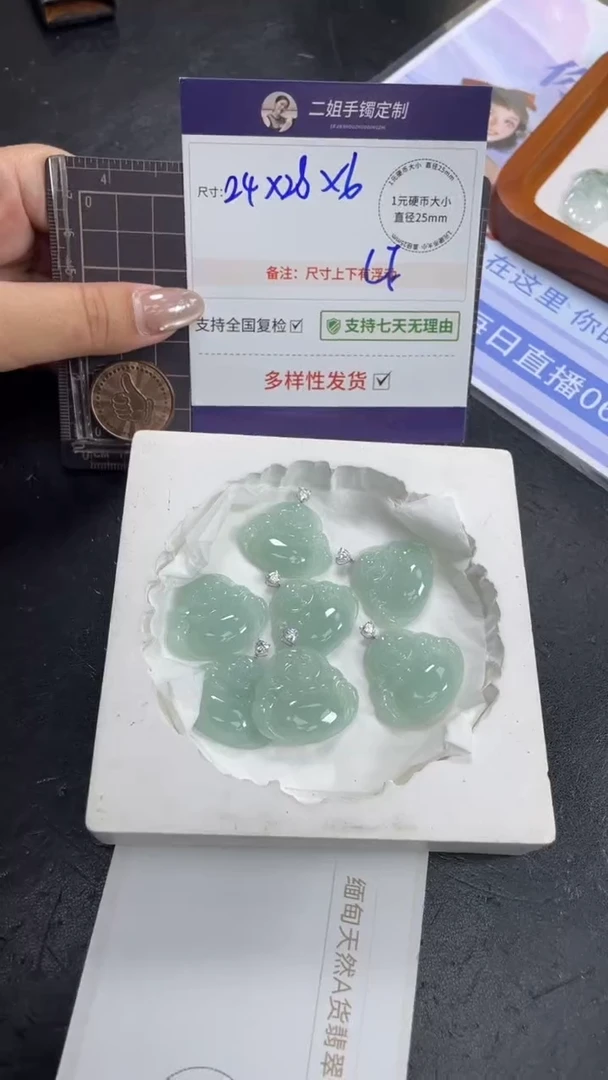 18K金镶嵌挂件翡翠冰晴绿佛公多样性发其一CP17配绳