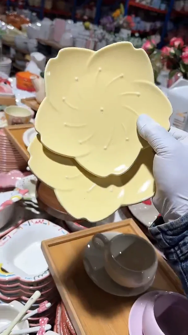 陶瓷2个奶油黄花边盘微瑕 凑满20元包邮