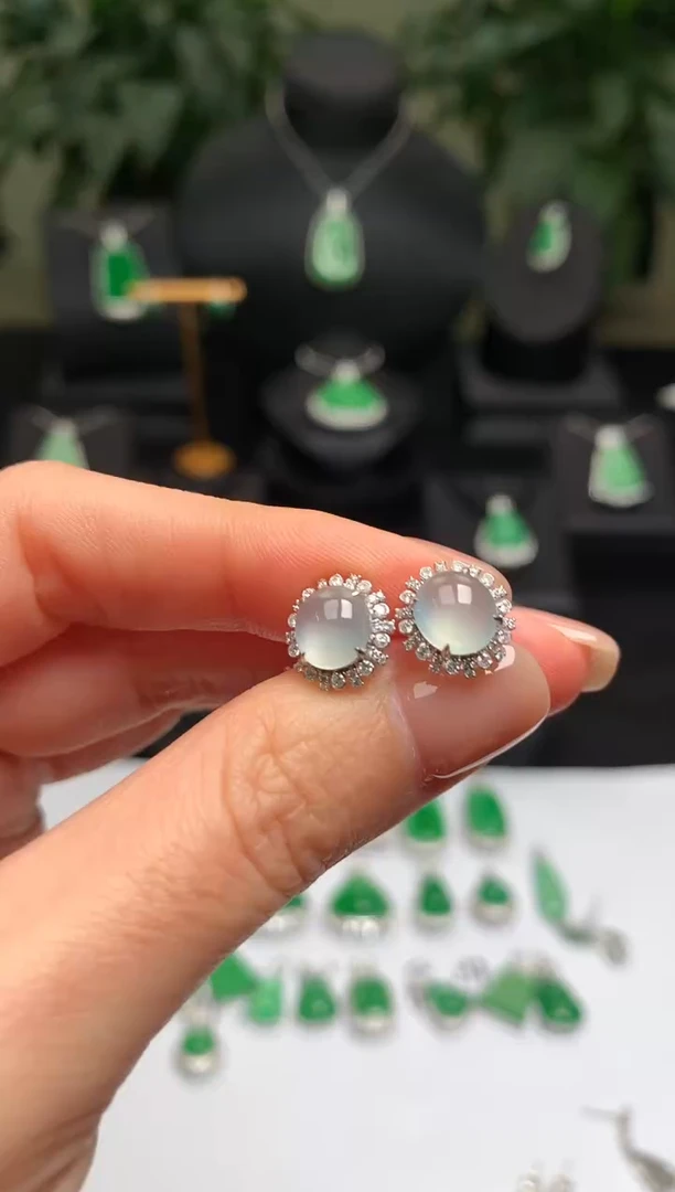 18K金镶嵌翡翠耳饰耳钉