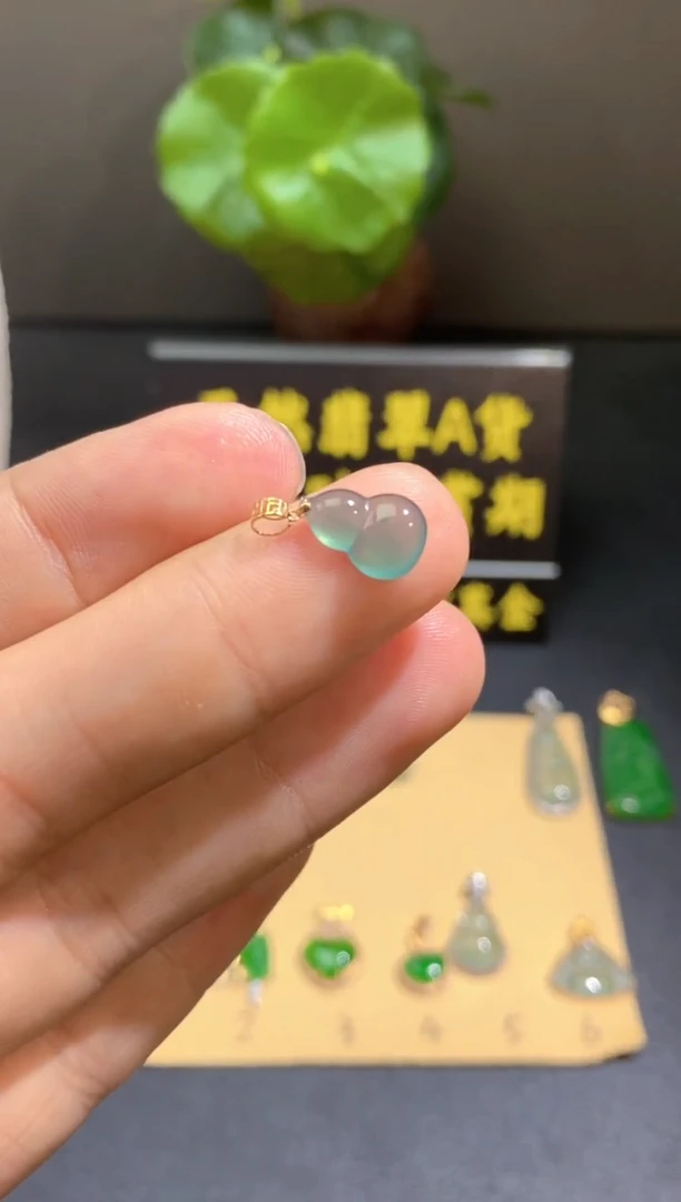 颈饰18K金镶嵌翡翠翡翠A货