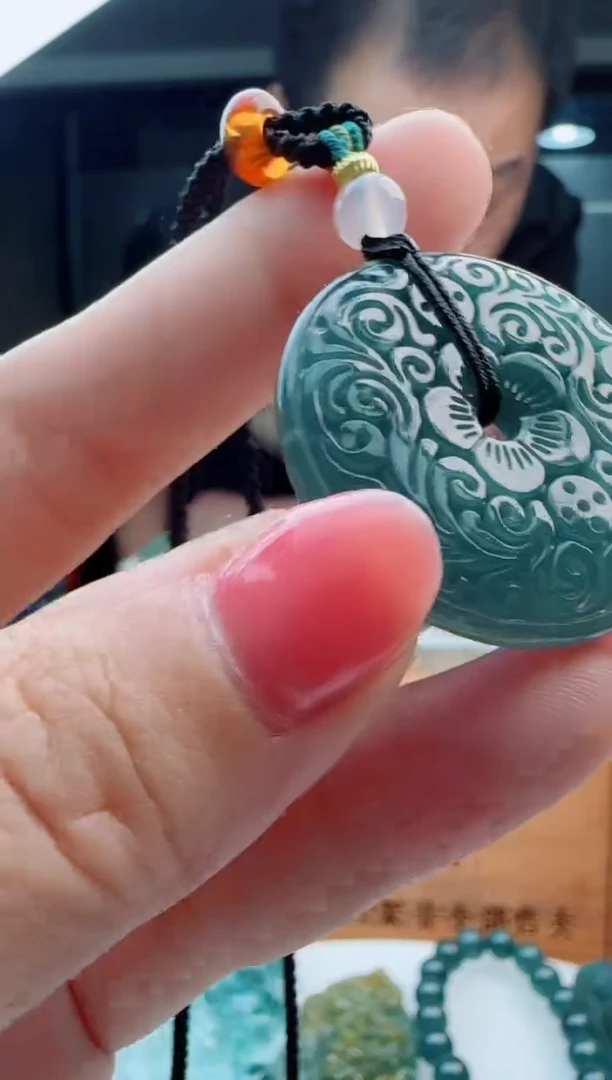 翡翠未镶嵌颈饰多样性发货其中一件