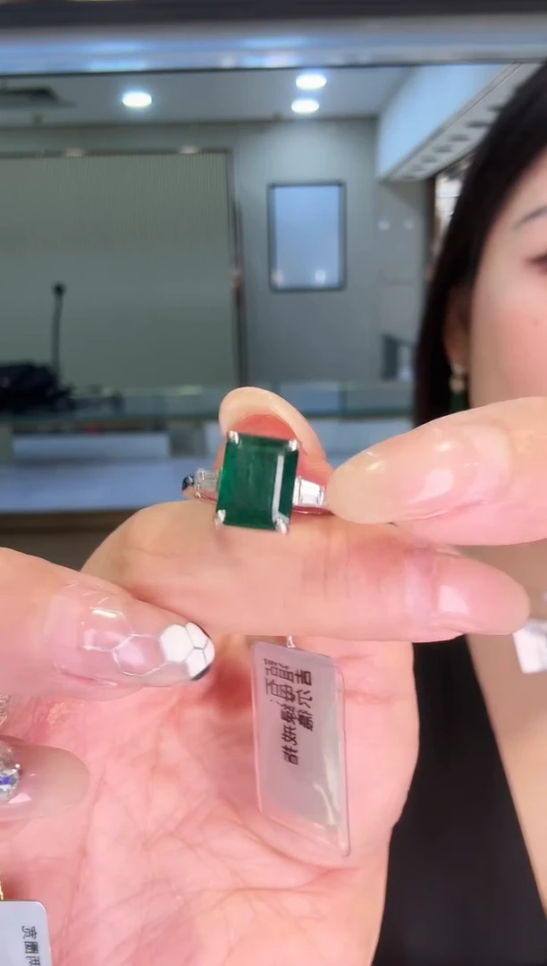 18K金镶嵌戒指祖母绿2.90ct