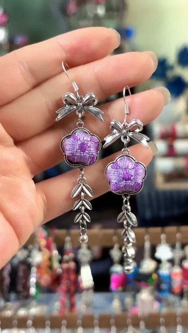 彩云南阁非遗老绣饰品509