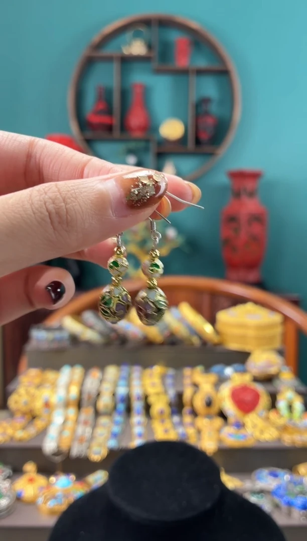 非遗手工景泰蓝金地枣珠耳环白色