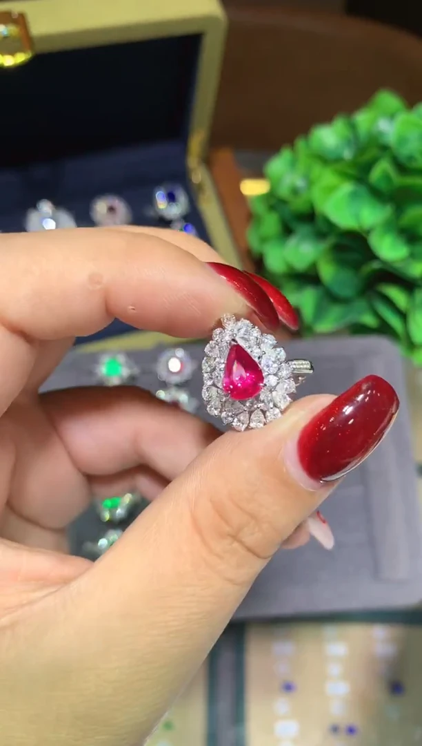 18K金镶嵌戒指红宝石2.02ct