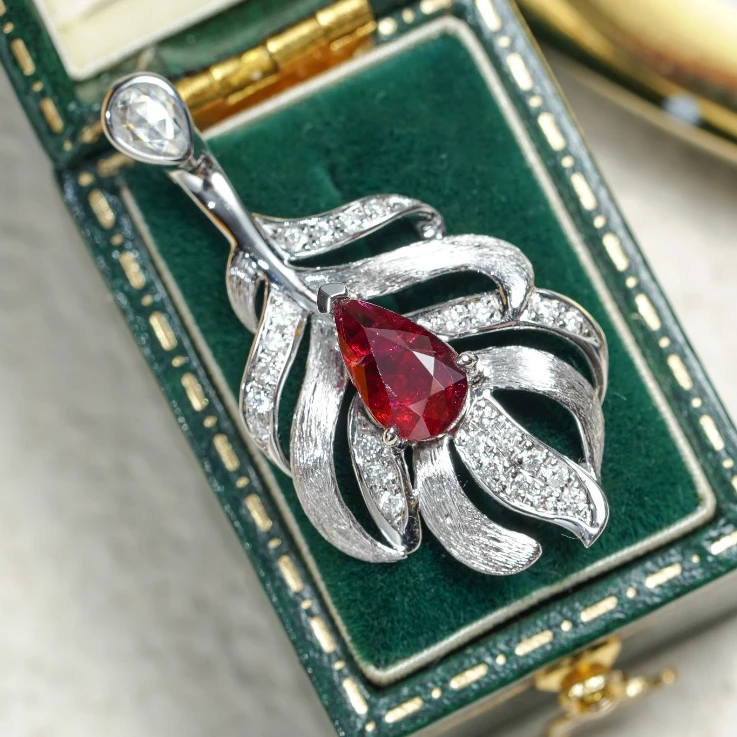 18K金坦桑尼亚隆吉多无烧鸽血红宝石白蓝宝钻石吊坠T04612