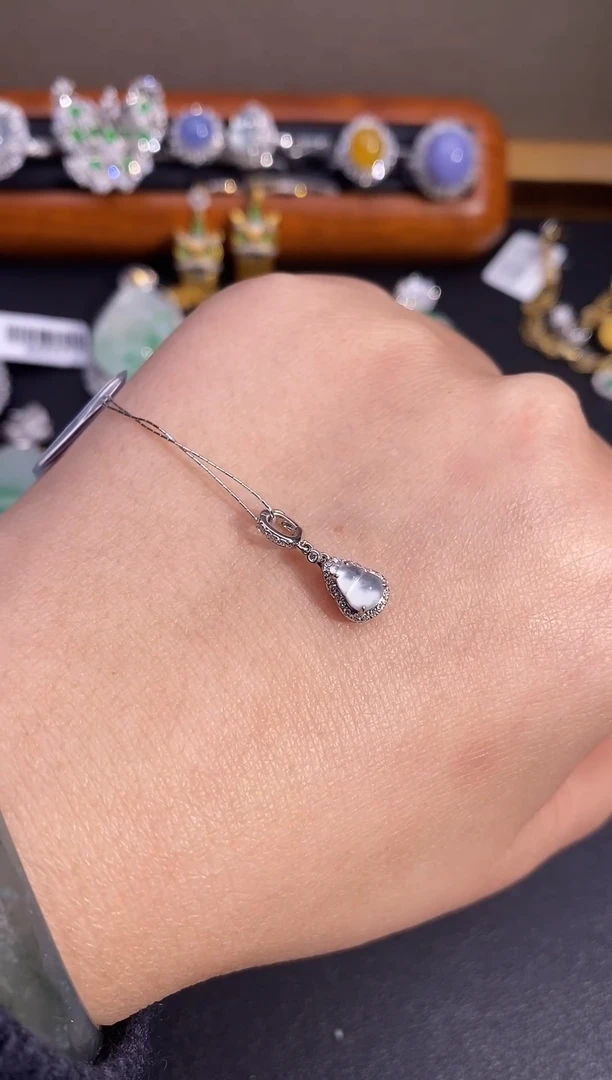 【闪购商品】翡翠颈饰18K金镶嵌万能扣吊坠