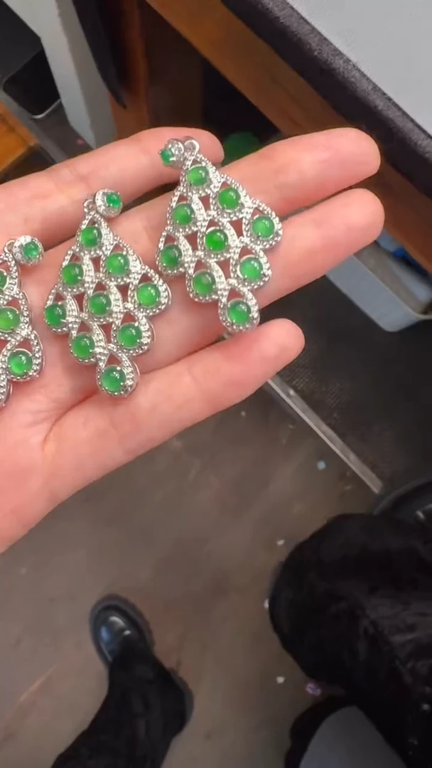 未镶嵌定制翡翠翡翠A货有轻微色差属于正常现象，吊坠多样性发货1