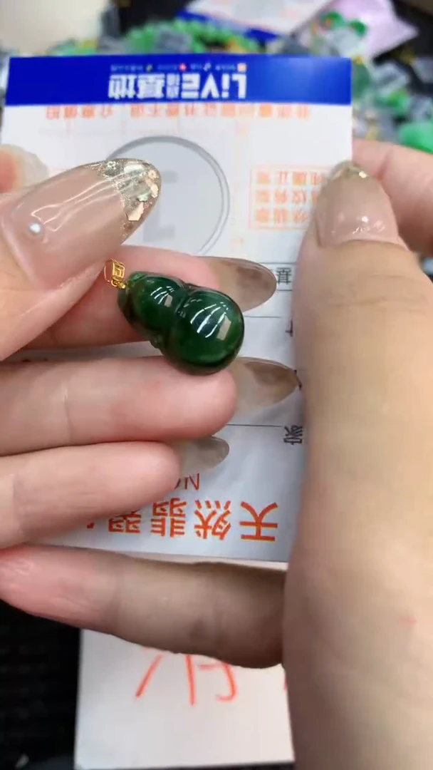 翡翠未镶嵌颈饰             8