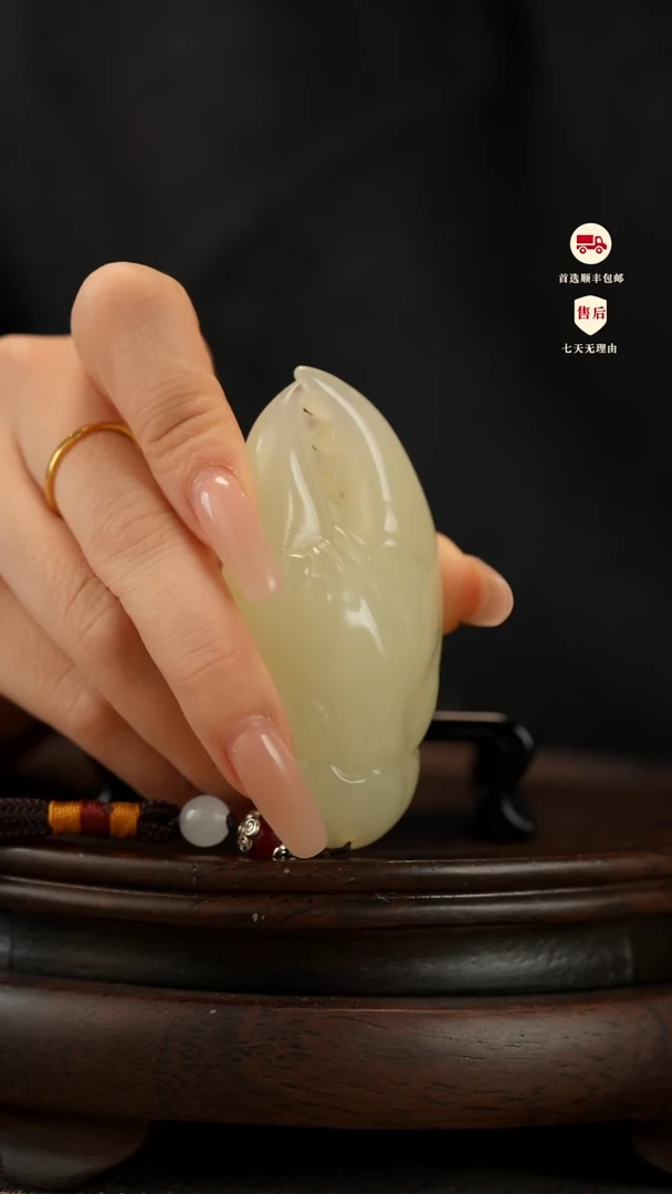 云南石竹叶青雕刻：手中有钳手把件