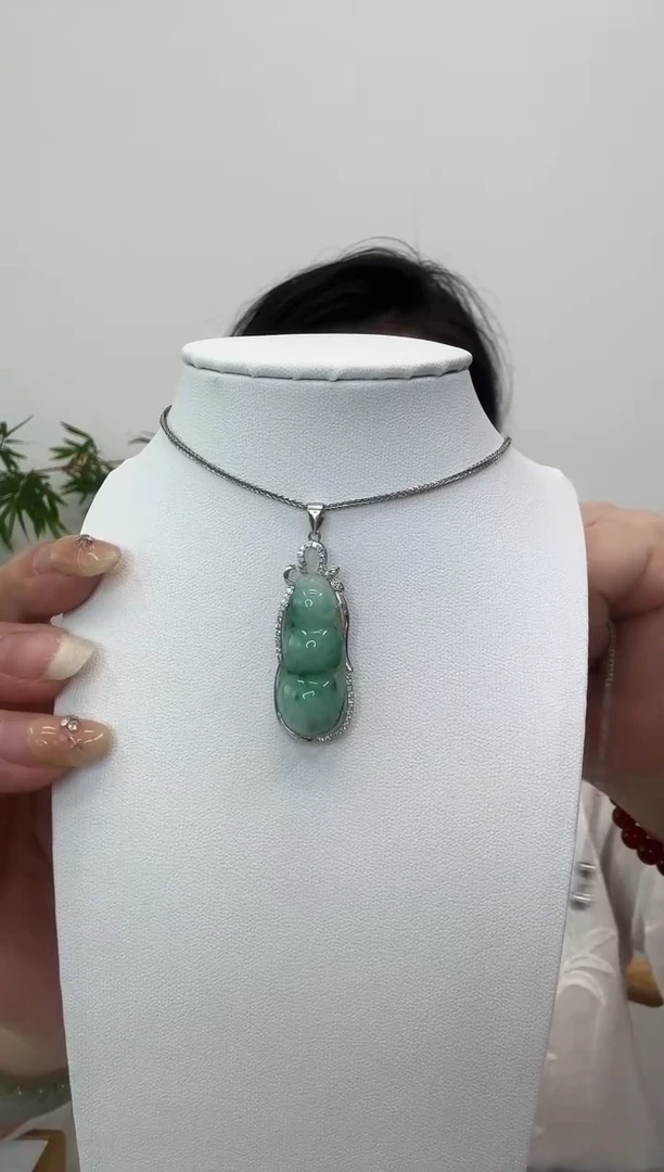 翡翠银S925镶嵌吊坠(赠链)小福豆