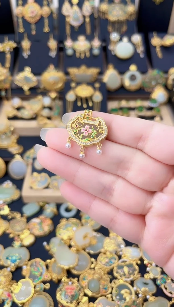 颈饰银S925镀金镶嵌和田玉珐琅梅花如意锁吊坠