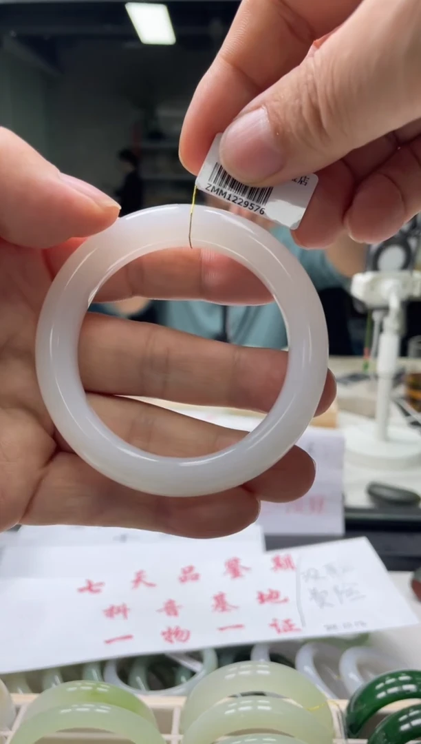 【闪购商品】和田玉手镯未镶嵌编码9576 圈口56-57